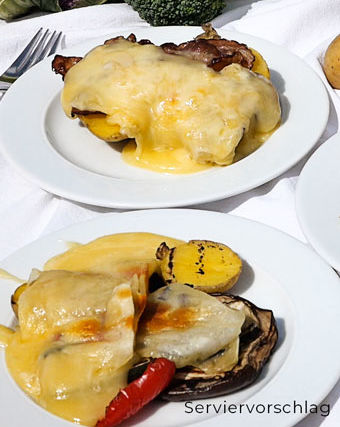 Raclettekaese auf gerilltem Gemuese und Kartoffeln mit Speck
