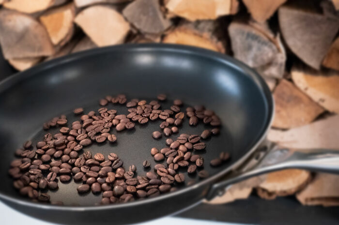 Geruch reduzieren mit gerösteten Kaffeebohnen in der Pfanne durch die Wohnung gehen