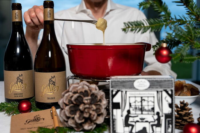 Galler Weinpaket mit Schweizer Chalet Käsefondue Galler Weinpaket mit Schweizer Chalet Käsefondue
