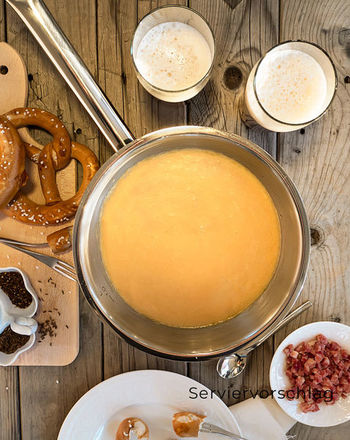 Schweizer Chalet Käsefonduemischung mit Bier und Whisky Serviervorschlag