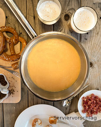 Schweizer Chalet Käsefonduemischung mit Bier und Whisky - Serviervorschlag Schweizer Chalet Käsefonduemischung mit Bier und Whisky Serviervorschlag