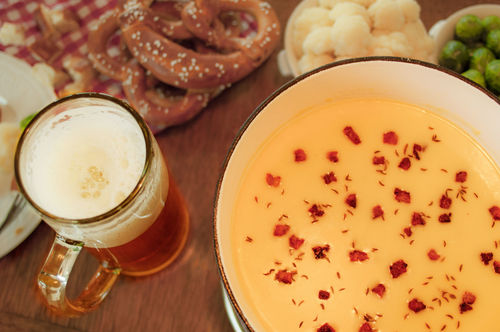 Rezept Bierfondue mit Speck und Kümmel, dazu Laugenbrezeln, Rosenkohl und Blumenkohl