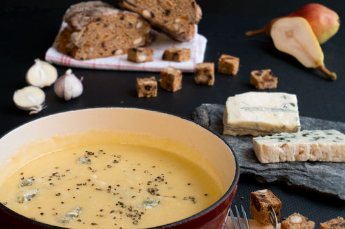 Rezept Käsefondue mit Blauschimmelkäse, dazu Früchtebrot und Birnen