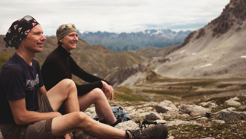 Die Käsefondue-Macher Claudia und André machen Pause in den Schweizer Bergen