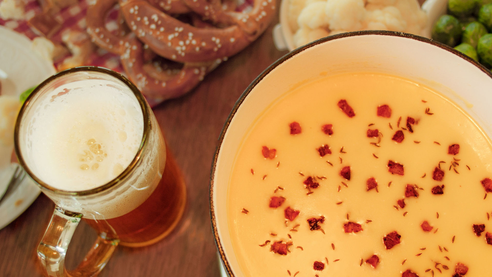 Rezept Bierfondue mit Speck und Kümmel, dazu Laugenbrezeln, Rosenkohl und Blumenkohl
